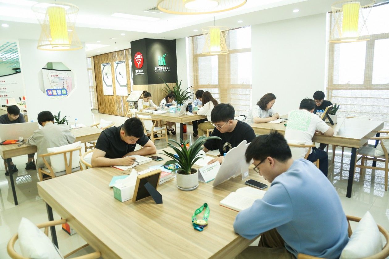 揚(yáng)州農(nóng)商銀行榮獲“江蘇省總工會(huì)重點(diǎn)建設(shè)最美職工書(shū)屋”稱(chēng)號(hào)